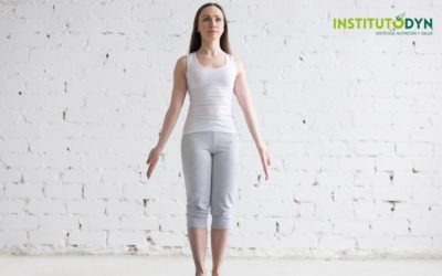 ¿Cómo se hace la postura tadasana en yoga y para qué sirve?