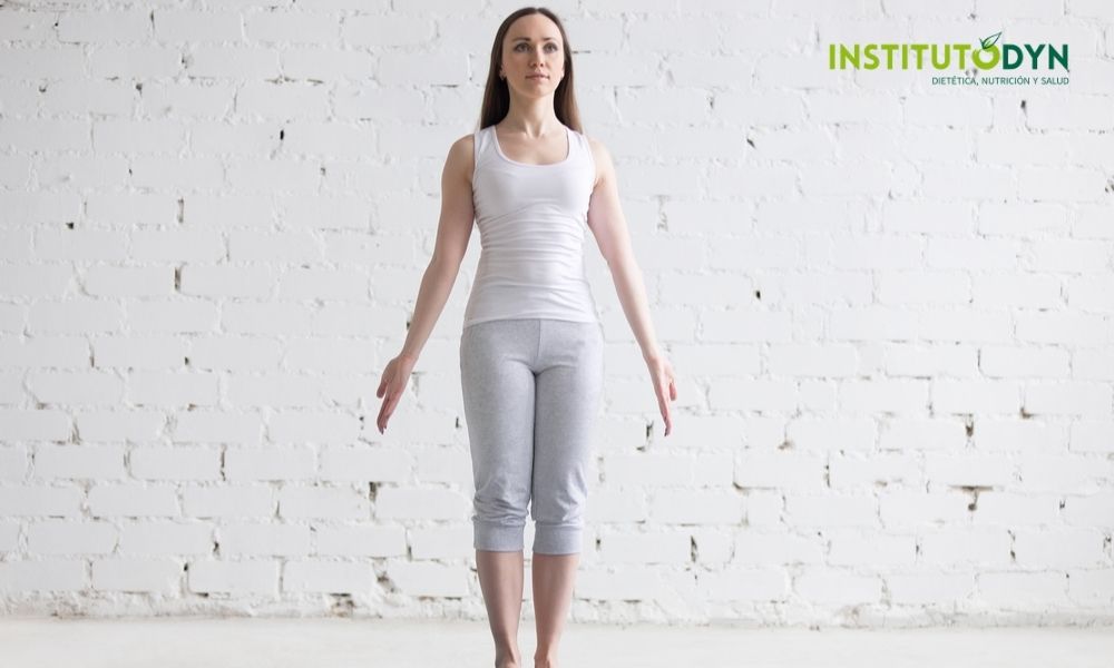 ¿Cómo se hace la postura tadasana en yoga y para qué sirve?