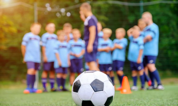 Descubre cómo ser entrenador de fútbol, qué requisitos necesitas, cuánto cuesta y los niveles de licencia oficiales para iniciar tu carrera.