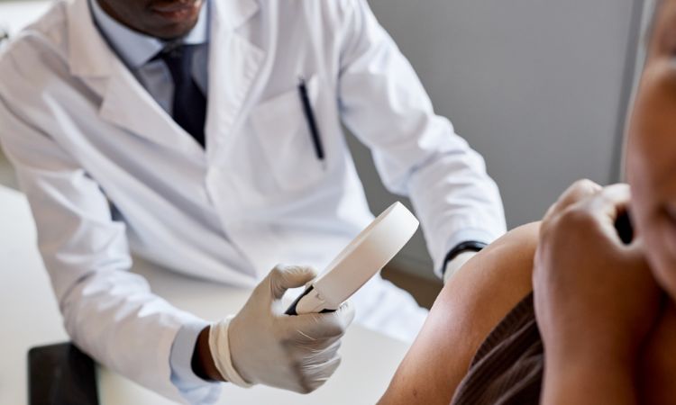 Descubre quién es el especialista en enfermedades de la piel, cuándo acudir a consulta y quién maneja las infecciones cutáneas más comunes.
